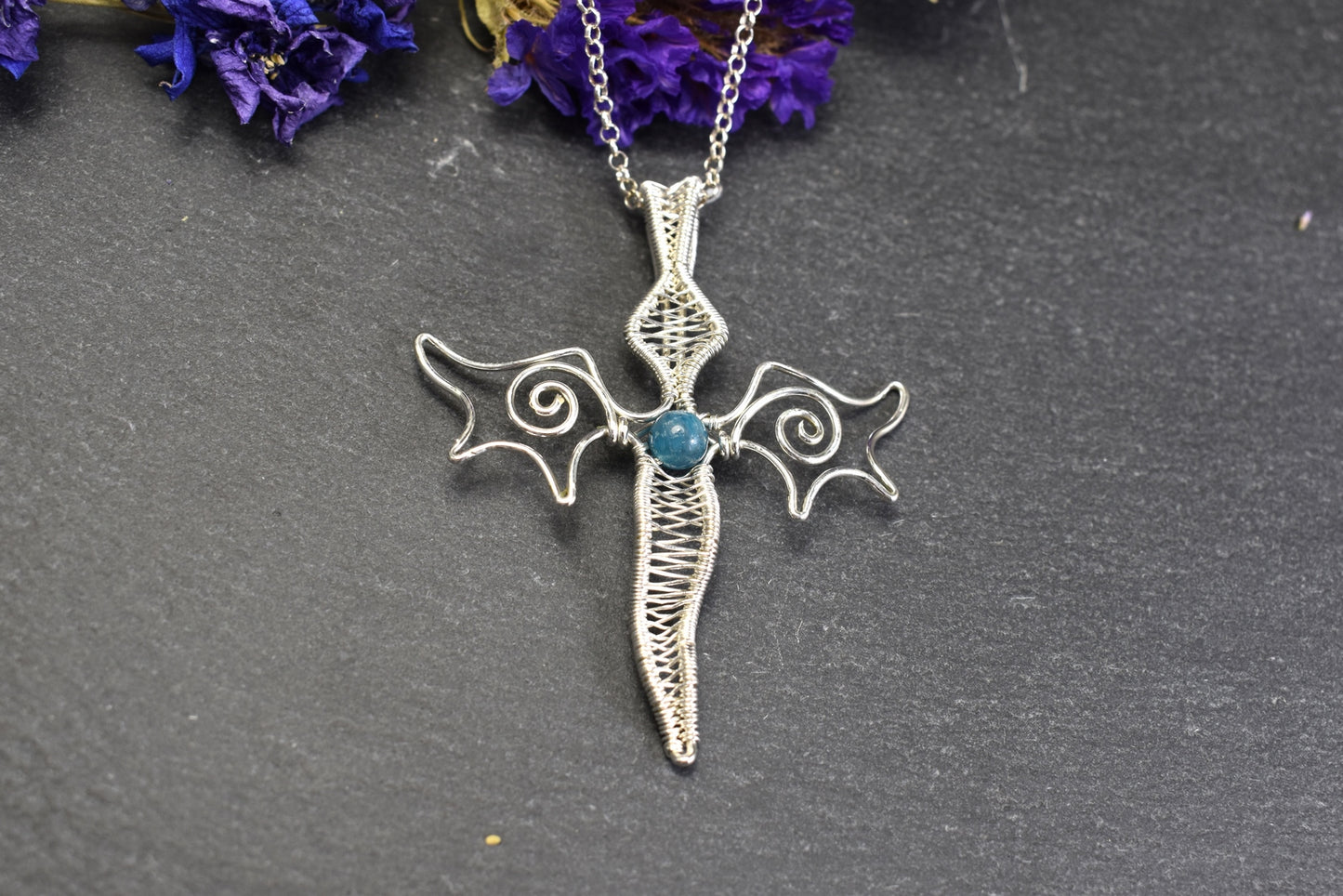 Pendentif Dragon en Argent Tissé à la Main perles en Apatite