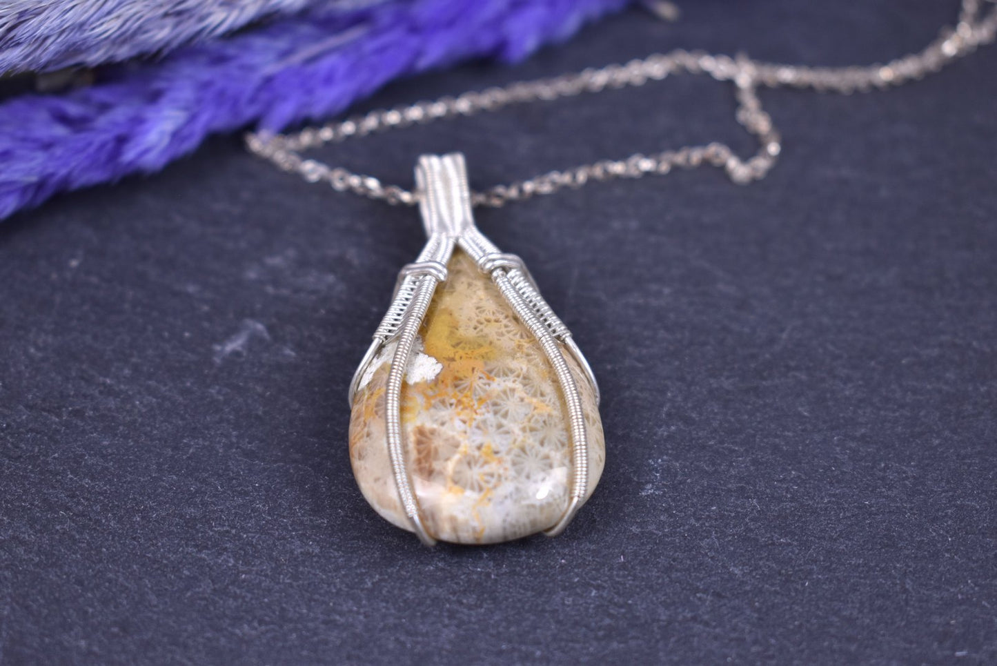 Pendentif Caoilin en Corail Fossil tissé en argent massif