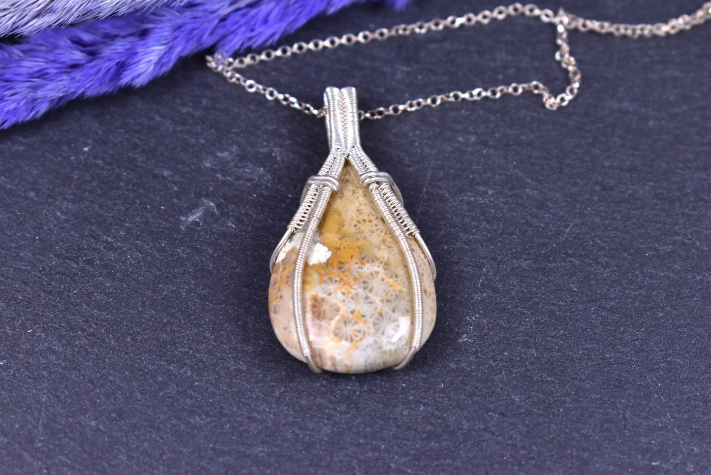 Pendentif Caoilin en Corail Fossil tissé en argent massif