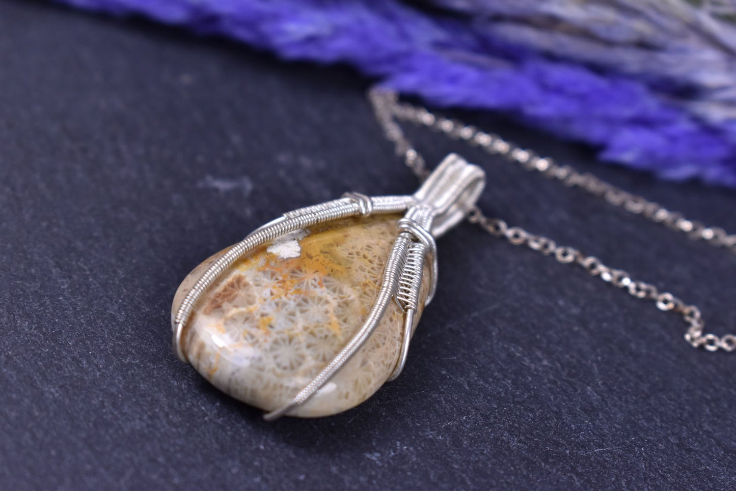 Pendentif Caoilin en Corail Fossil tissé en argent massif