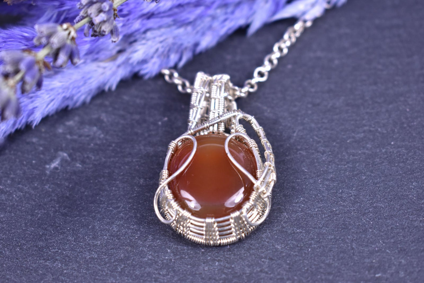 Pendentif Criosaidh Cornaline, tissé en argent massif
