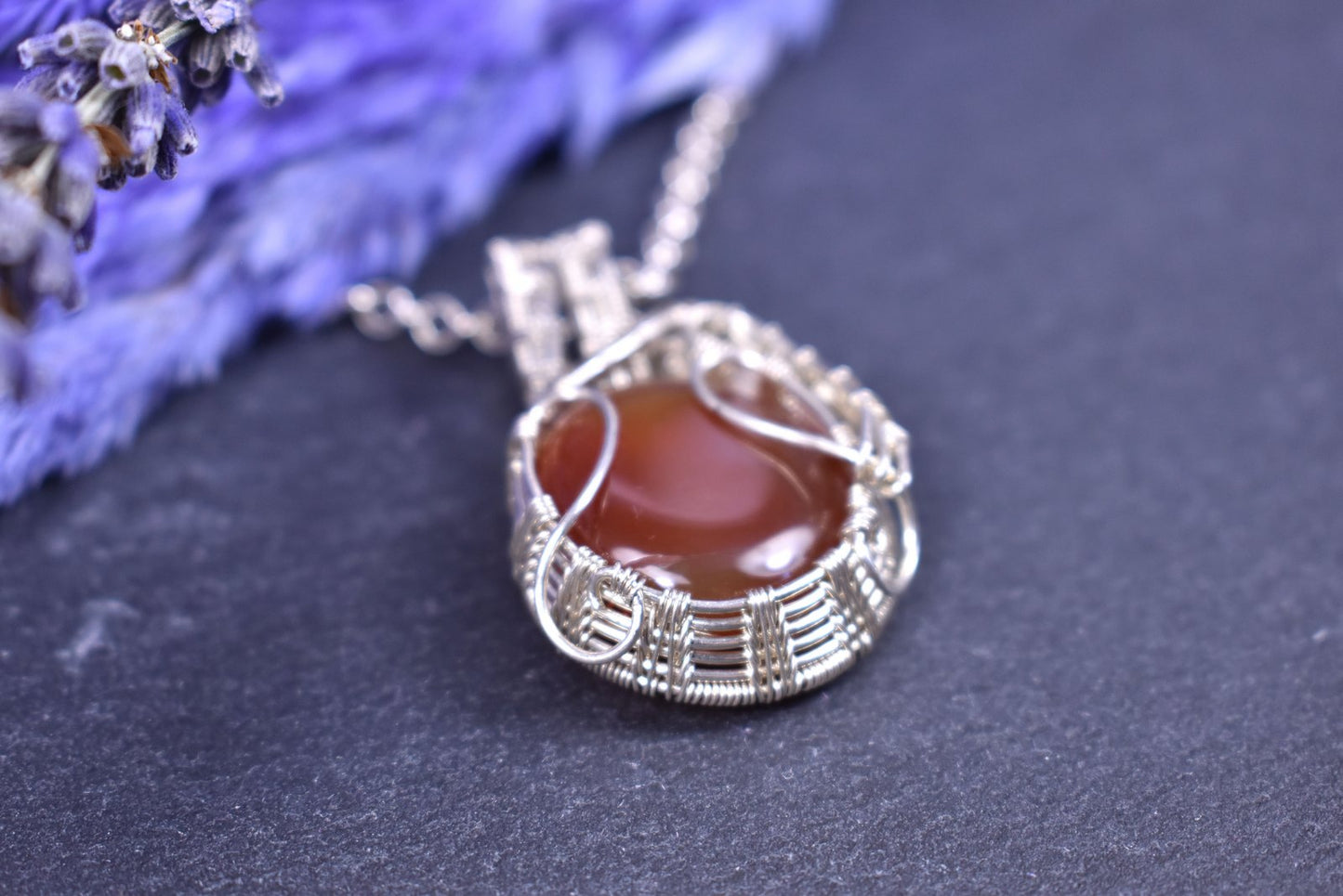 Pendentif Criosaidh Cornaline, tissé en argent massif