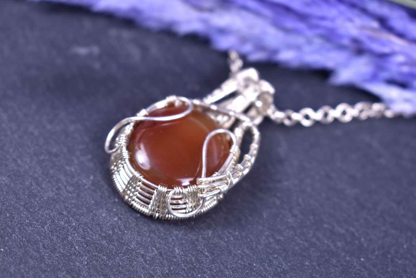 Pendentif Criosaidh Cornaline, tissé en argent massif