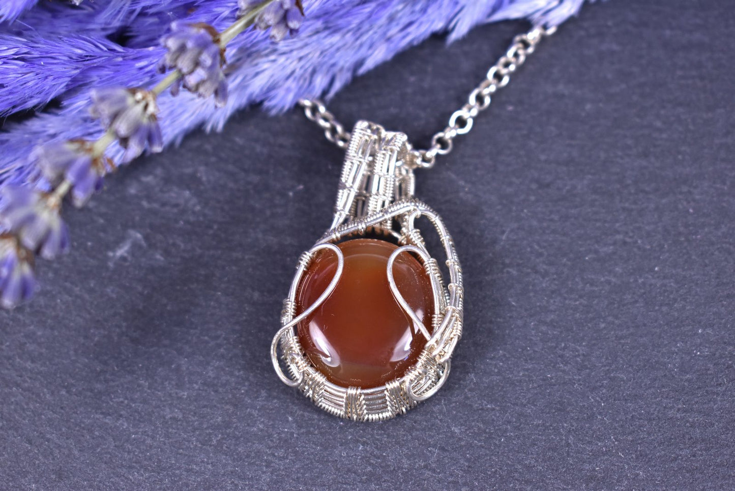 Pendentif Criosaidh Cornaline, tissé en argent massif