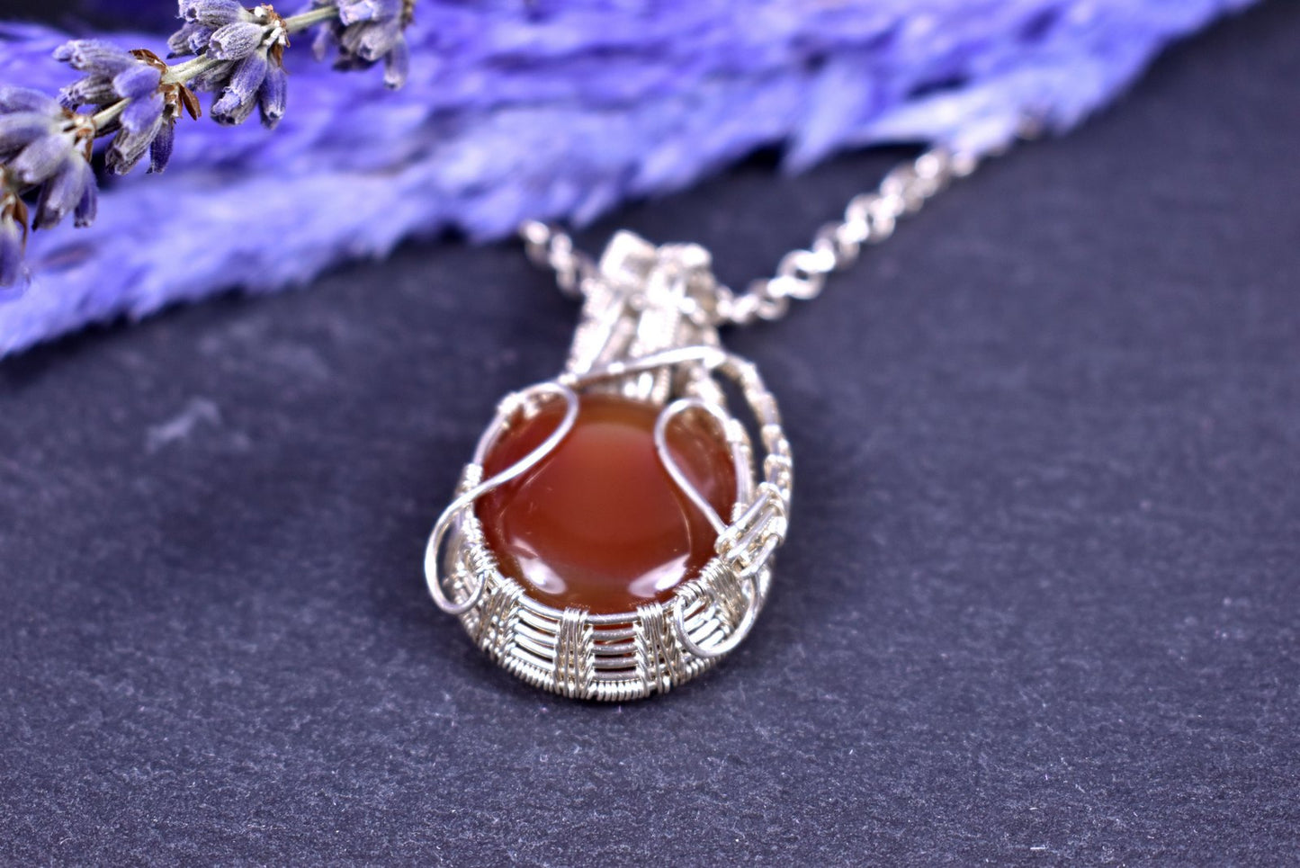 Pendentif Criosaidh Cornaline, tissé en argent massif