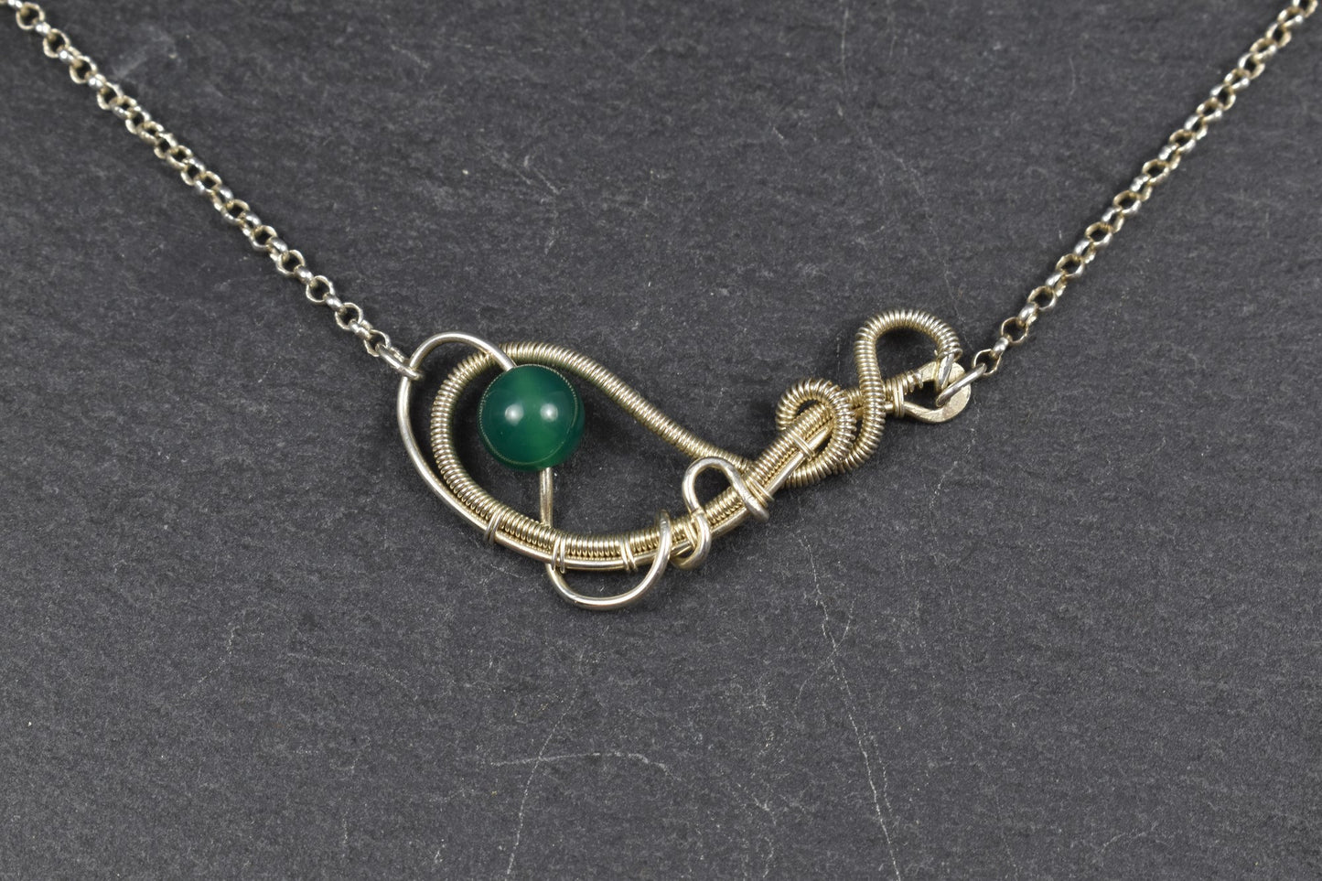 Collier tissé en argent massif et Pierre Agate verte