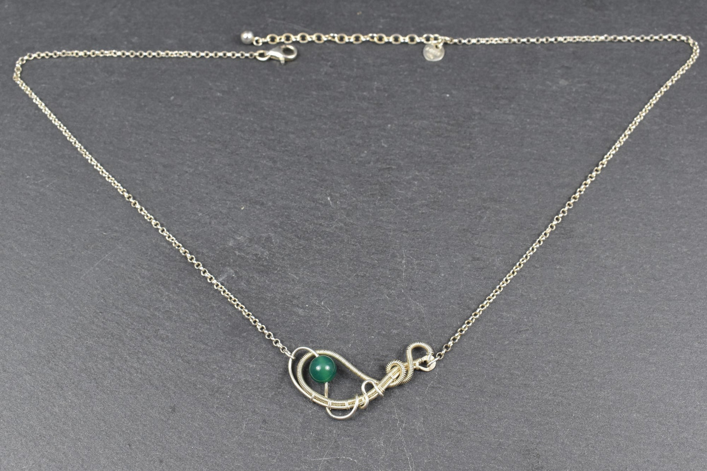 Collier tissé en argent massif et Pierre Agate verte