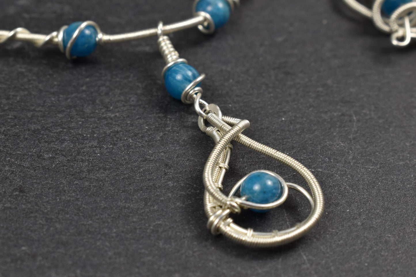 Collier tissé en argent massif et Pierre Apatite