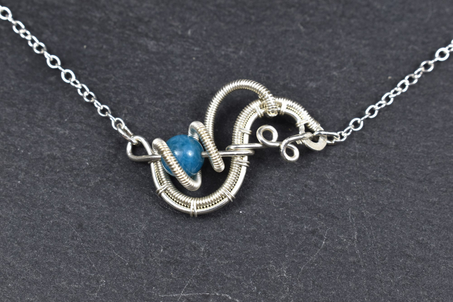 Collier tissé en argent massif et Pierre Apatite