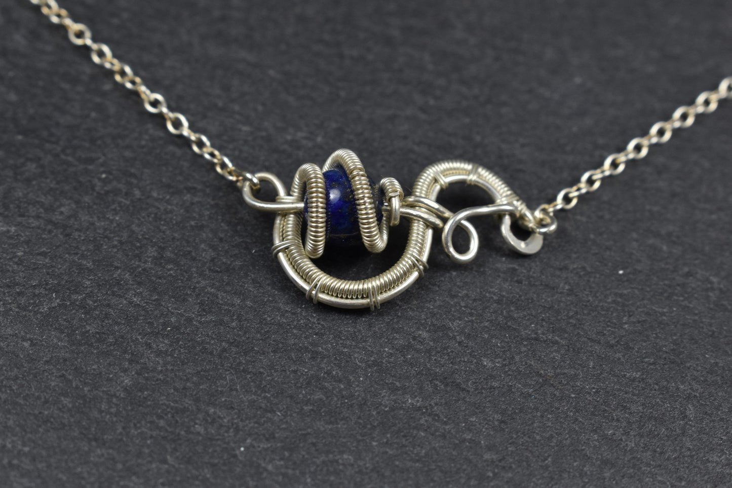 Collier tissé en argent massif et Pierre Lapis Lazuli