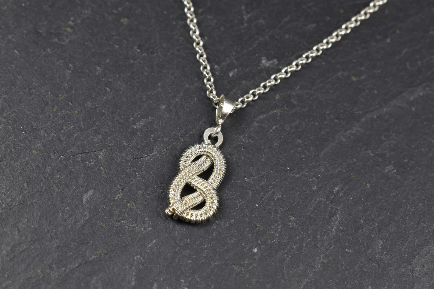 Pendentif noeud infini ou Lacs d'amour, tissé en Argent massif